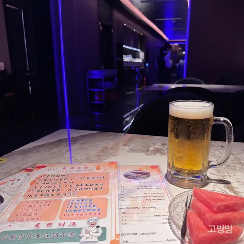 거울 벽을 따라 마사지 베드가 이어지는 파밀리아 노브레 관리실 내부, 마카오