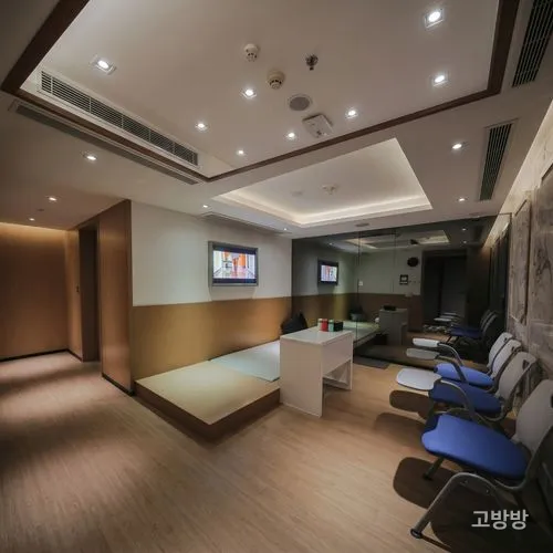 다다미 좌석과 책상, 파란 의자를 갖춘 엠 클럽 교실 테마 룸, 마카오