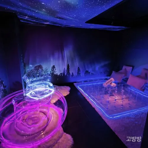 오로라 조명 아래 투명 LED 가구가 놓인 엠 클럽 파티 테마 룸, 마카오