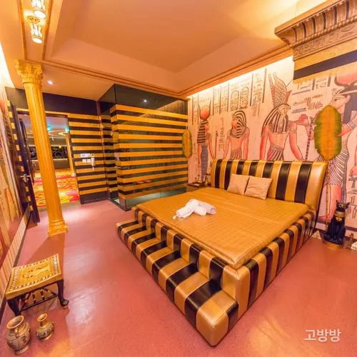 이집트 벽화와 골드 스트라이프 침대로 꾸며진 마제스티 스파 테마 룸, 마카오