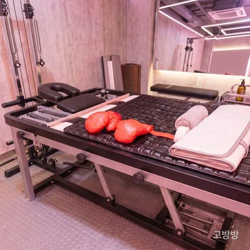 복싱 글러브와 마사지 베드가 준비된 마제스티 스파 피트니스 룸, 마카오