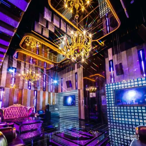 황금 샹들리에와 LED 벽이 화려한 마제스티 스파 KTV 라운지, 마카오