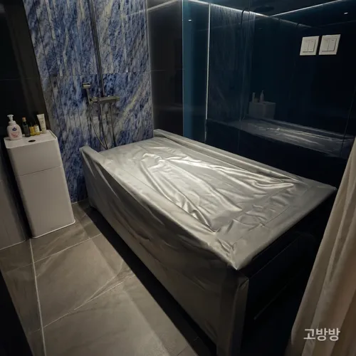 블루 대리석 샤워 월 옆에 마사지 베드를 둔 넘버나인 스파 관리실, 마카오