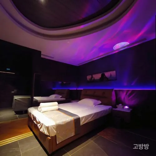 보랏빛 오로라 조명 속 침대가 나란히 놓인 넘버나인 스파 휴게 객실, 마카오