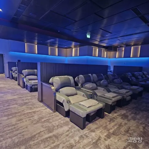 블루 간접조명 홀에 리클라이너 체어가 줄지어 선 샹핀 스파 휴게 라운지, 마카오