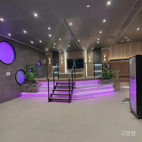 퍼플 LED 계단과 원형 창 장식이 어우러진 샹핀 스파 메인 홀, 마카오