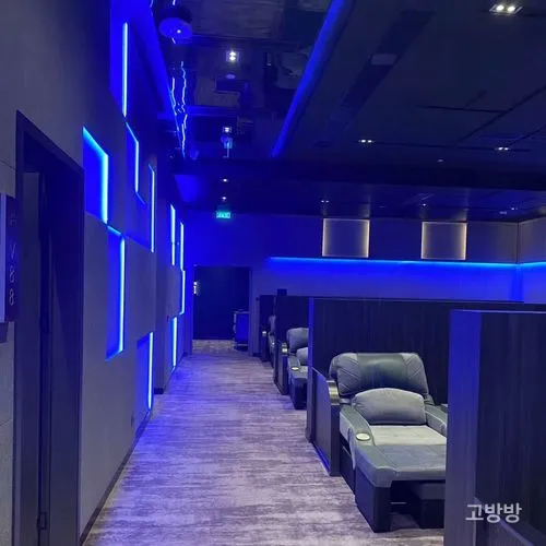 블루 LED 조명 아래 가죽 리클라이너 부스가 이어지는 샹핀 스파 휴게존, 마카오