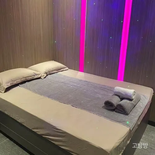 핑크 LED 라인과 별빛 조명이 비추는 샹핀 스파 프라이빗룸 침대, 마카오