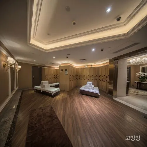 샹들리에 불빛 아래 사물함과 휴식 베드가 놓인 빅토리아 사우나 탈의 공간, 마카오